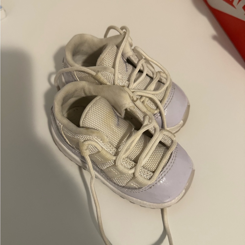 Jordan Kids Sneakers in Cream and White